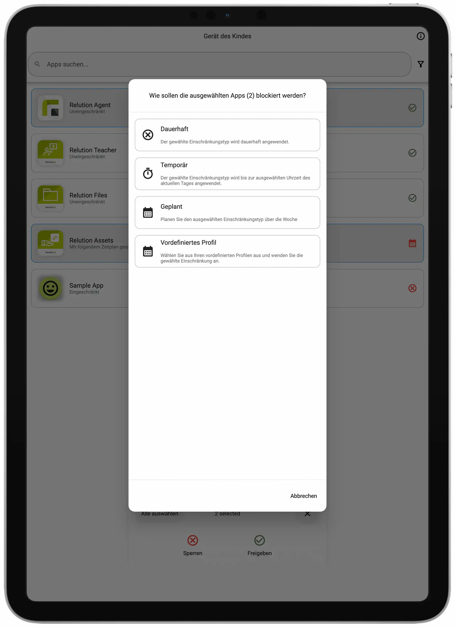 Ansicht in der Relution Parent App mit der Anzeige des Gerätenamens oben und der Liste installierter Apps darunter sowie Optionen zur Steuerung wie „Freigeben“ oder „Sperren“