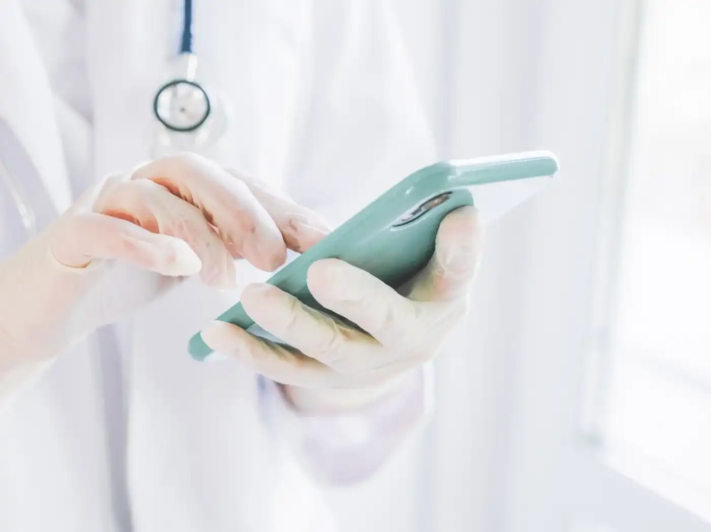 Eine Person in Arztkleidung h