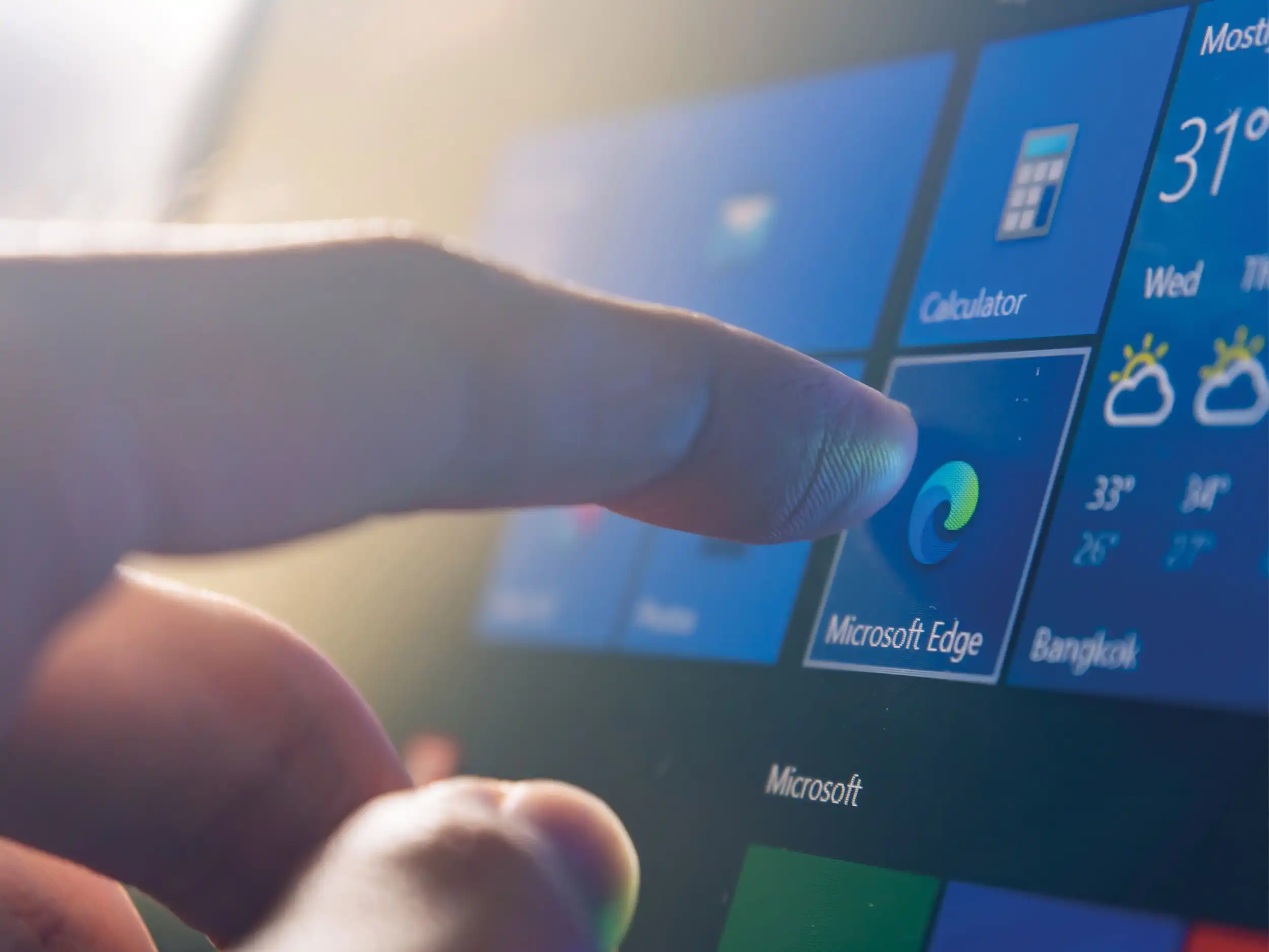 Eine Hand klickt eine Windwos Applikation auf einem Windows-Gerät an