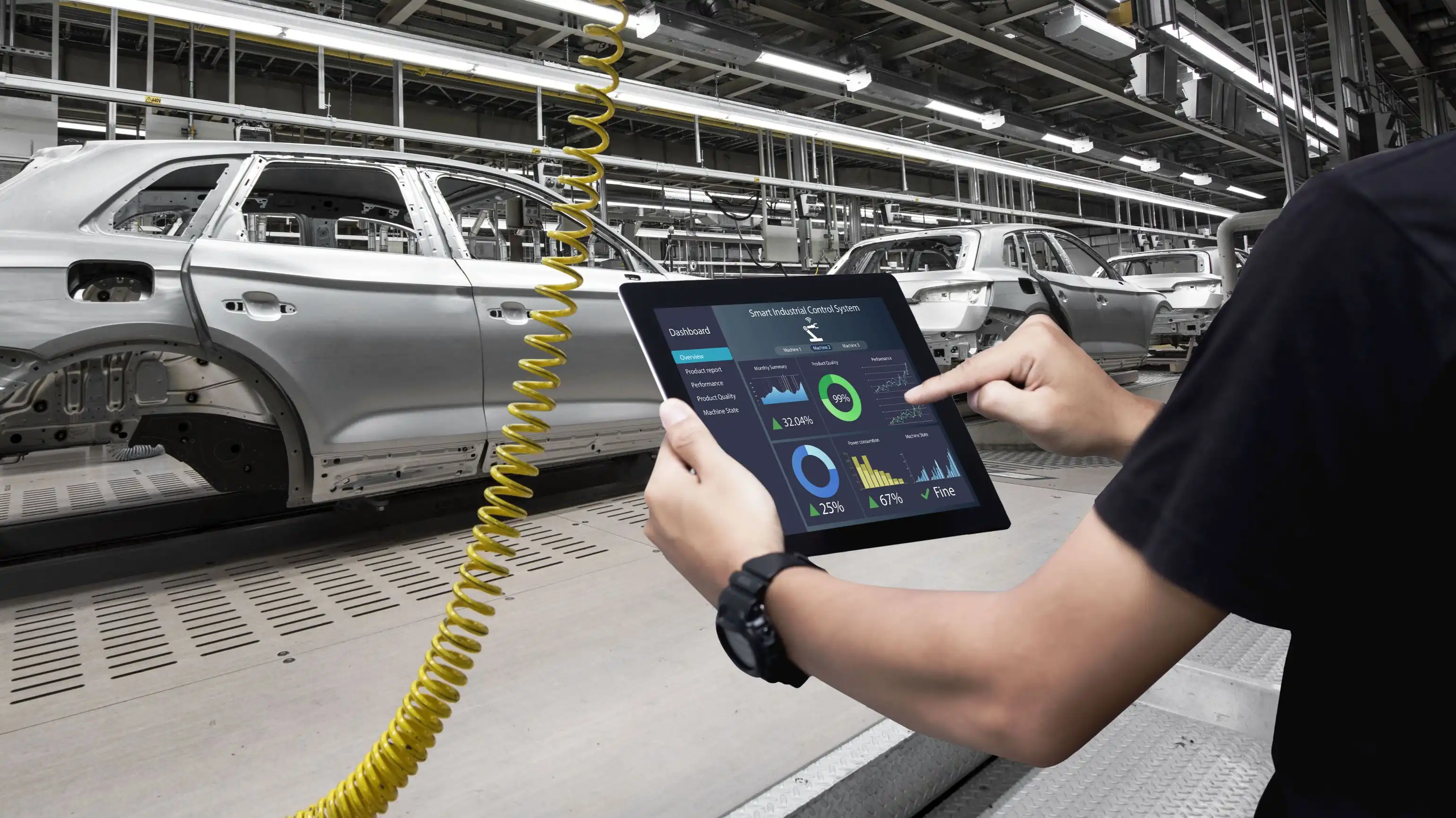 Ein Montageband in der Autoindustrie wird im Hintergrund gezeigt, im Vordergrund ein Mitarbeiter mit einem Tablet, auf welchem Relution installiert ist