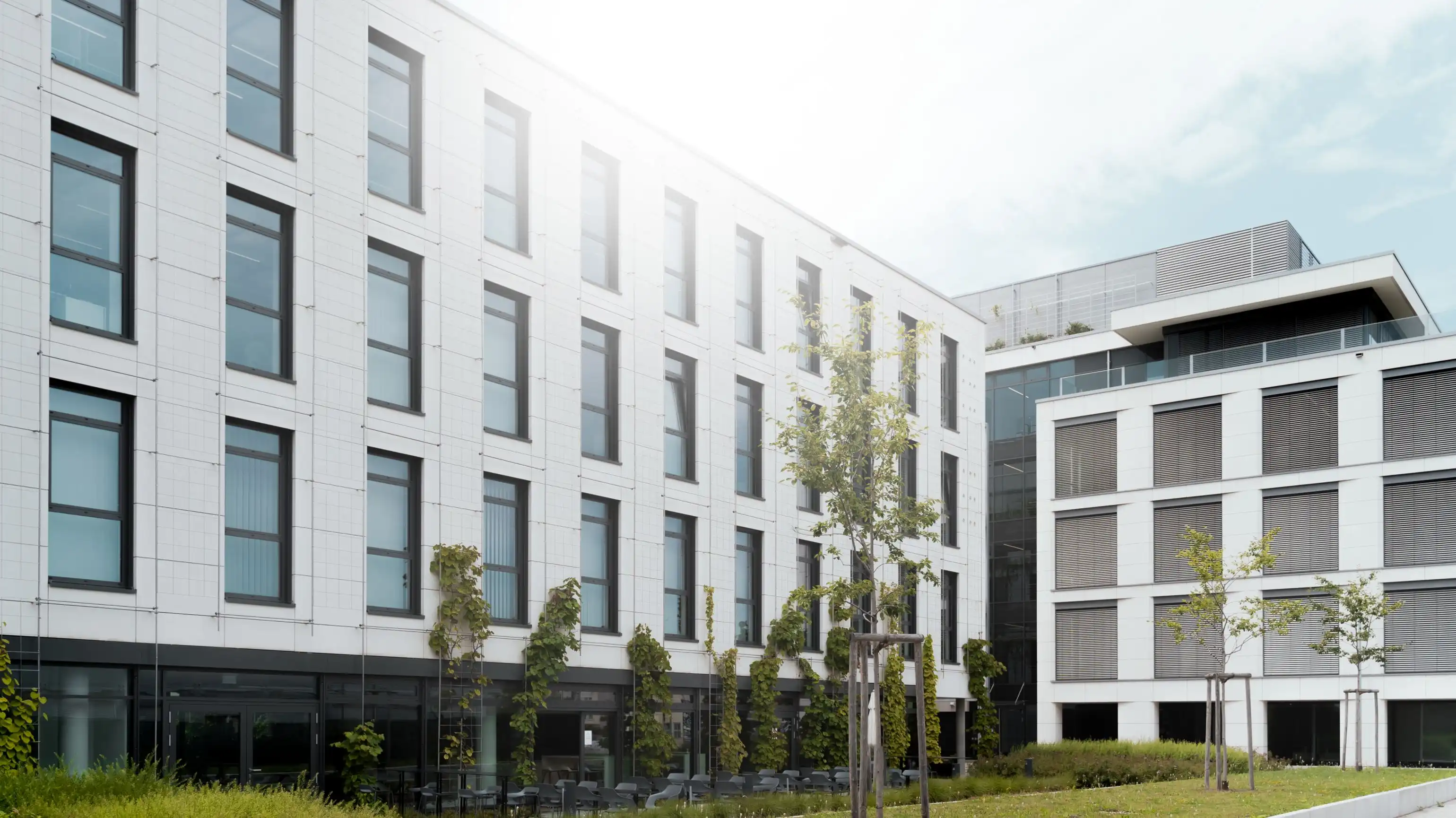 Außenansicht eines modernen Gebäudekomplexes, der unter anderem die Relution GmbH beherbergt