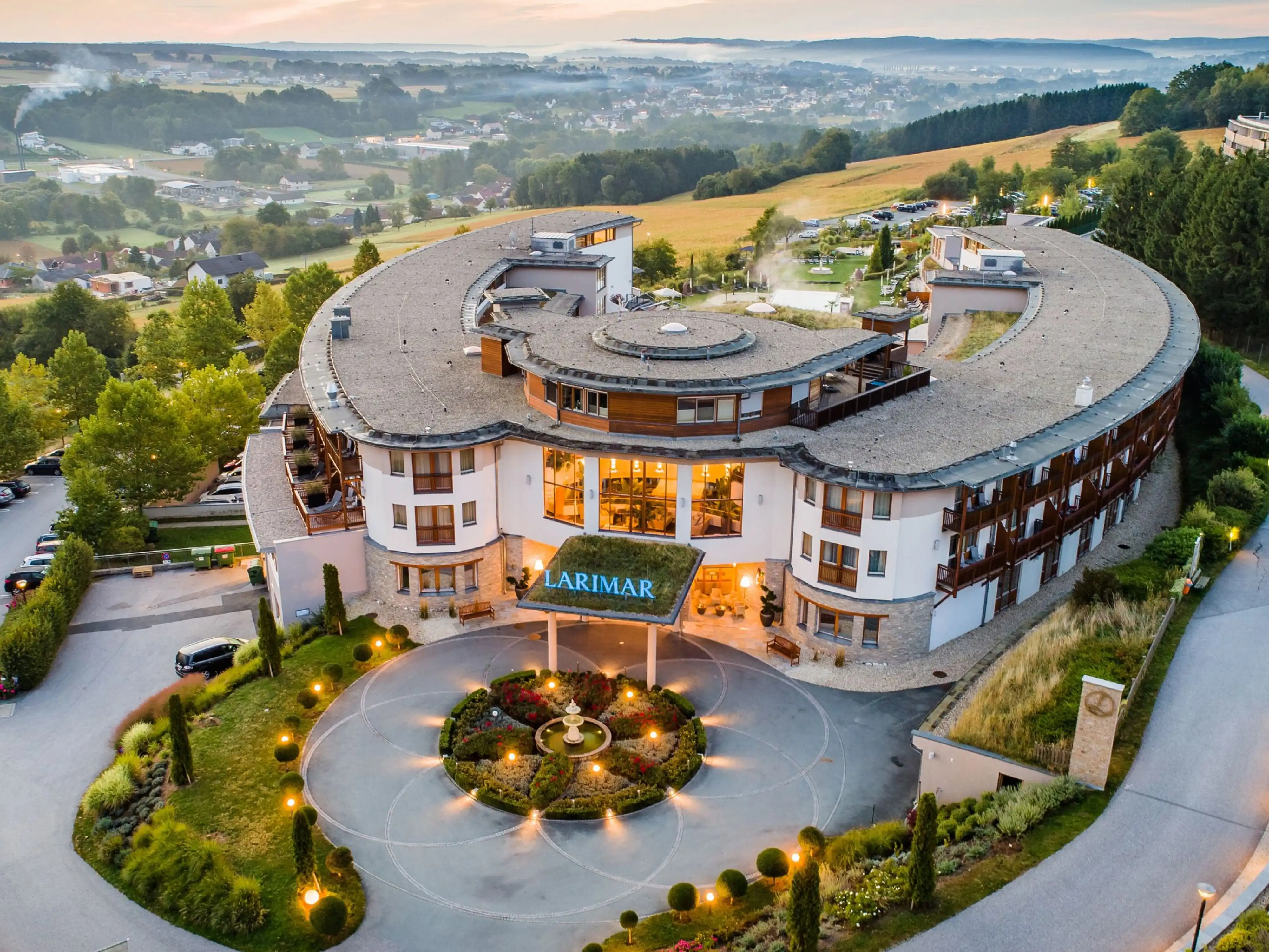 Auf dem Bild sieht man das Hotel Larimar aus der Vogelperspektive